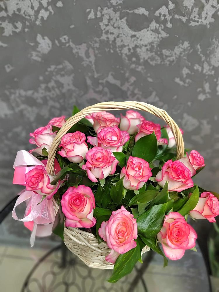 Цветочная композиция из Розы в корзине в Садовом Республики Калмыкия