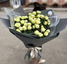Букет Белые кустовые розы Солинеро в Садовом Республики Калмыкия