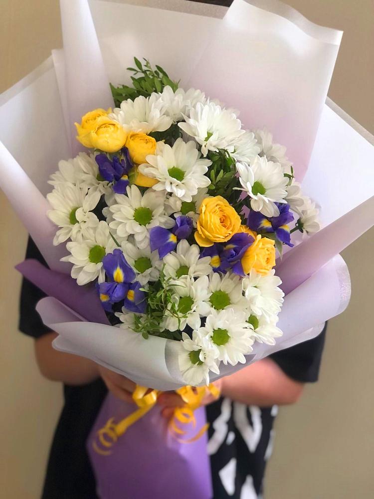 Букет цветов из: Ирисы, Хризантемы и Розы в Садовом Республики Калмыкия