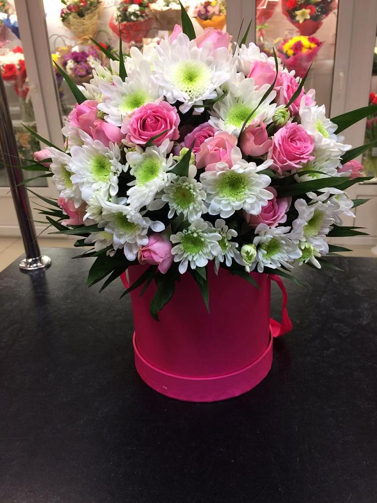 Цветочная композиция из Розы и Хризантемы в шляпной коробке в Садовом Республики Калмыкия