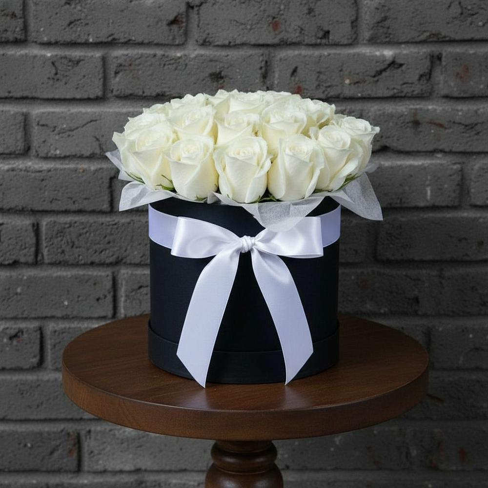 Цветочная композиция из Розы в шляпной коробке в Садовом Республики Калмыкия